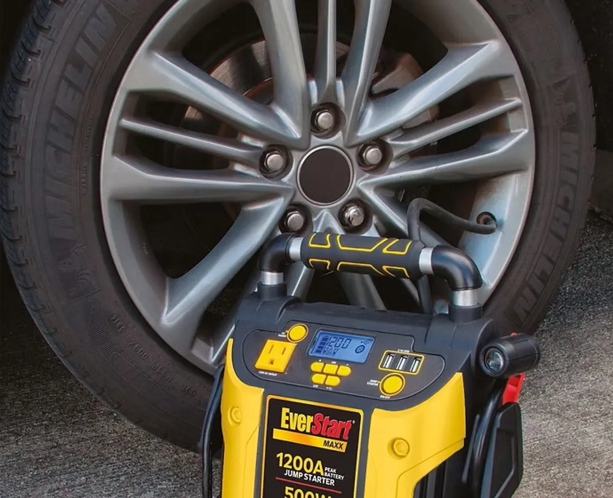 EverStart Maxx Portable 1200 Peak Amps 12v Jump Starter, Power Station, 500W Inverter, 120 PSI Digital Compressor -  enough power to start most vehicles (up to and including V8-powered cars and trucks)