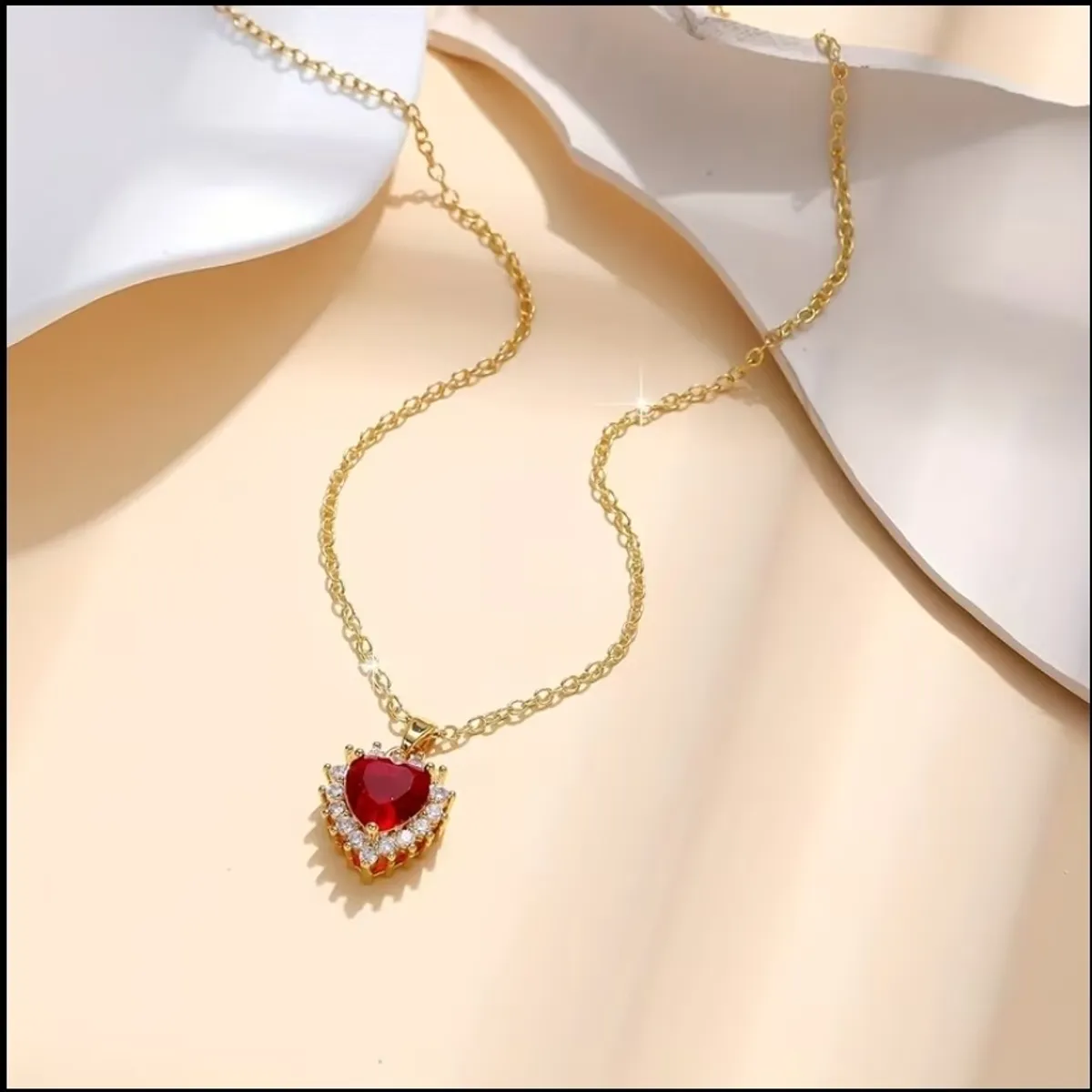1pc  Women's Gold Red  Heart-Shaped Pendant Necklace