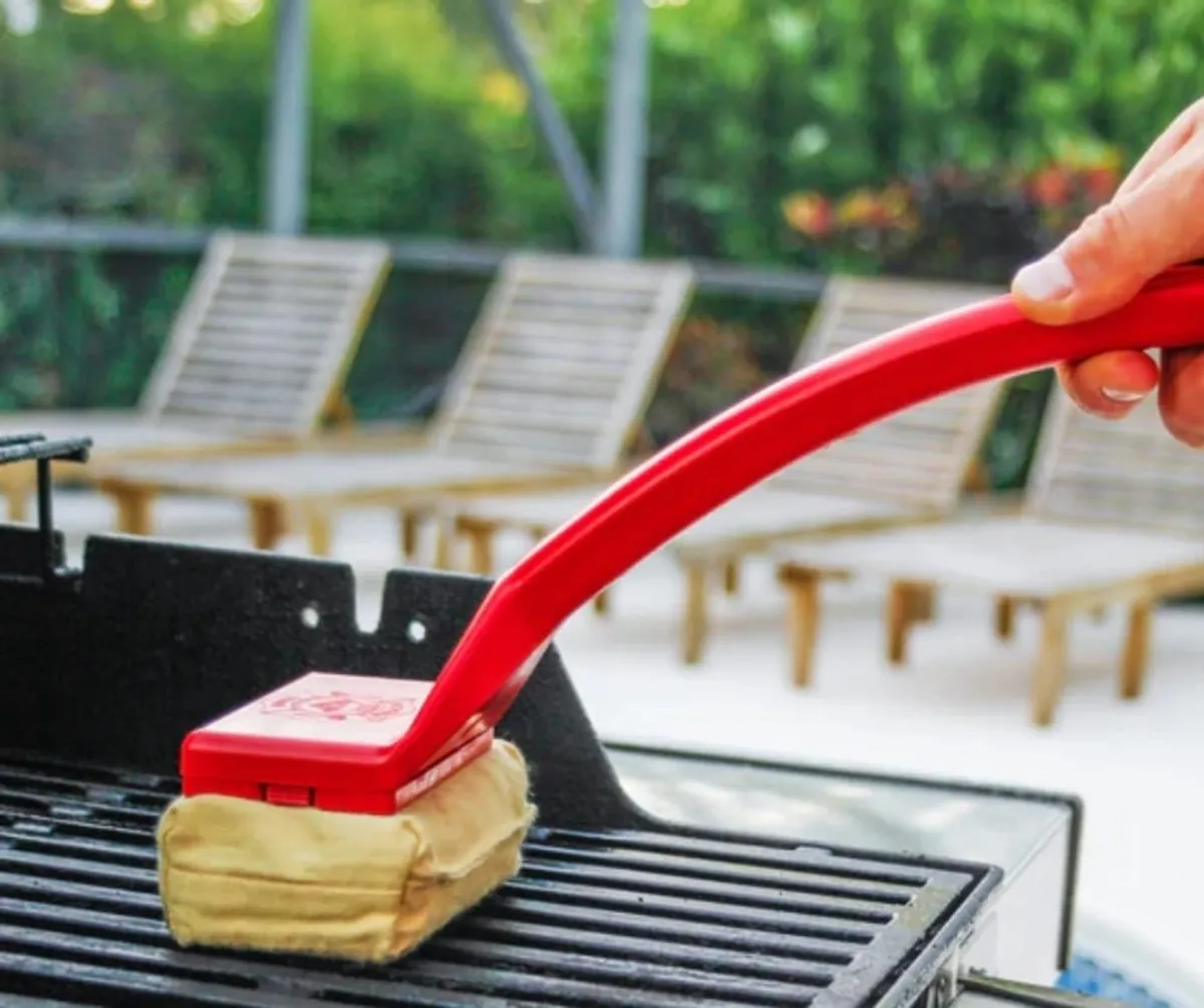 Grill Rescue BBQ Replaceable Cleaning Head, Bristle Free Grill Brush- Durable and Unique Grill Tools for Cast Iron or Stainless-Steel Grates, Barbecue Cleaner