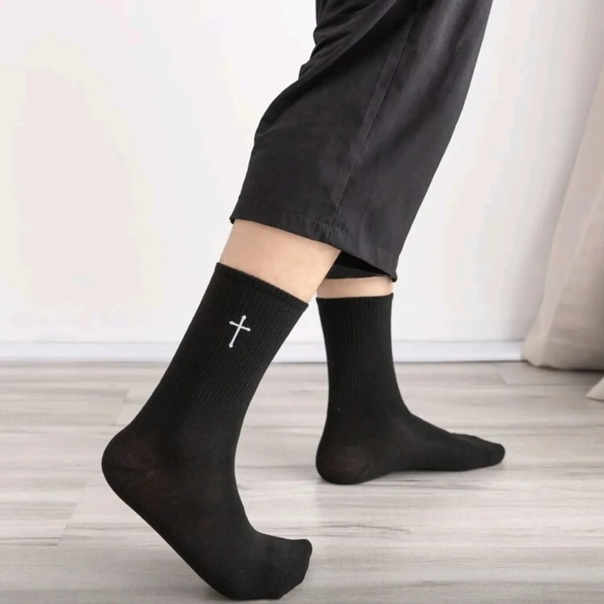 2 Pairs Black & White Men's Basic Embroidered Cross Pattern Socks-Size 39-42
