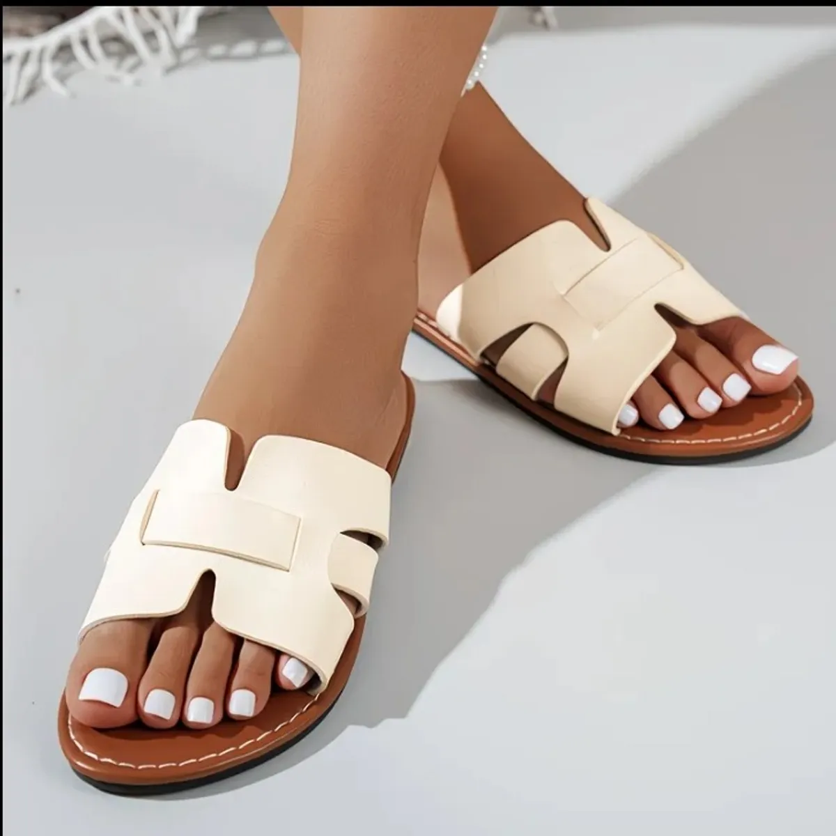 Elegant Women's Summer Sandals | Comfortable and Versatile - Size 8.5
