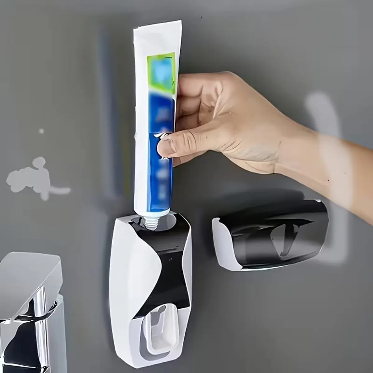 1Pcs Wall-Mounted Toothbrush Holder And Toothpaste Squeezer Set