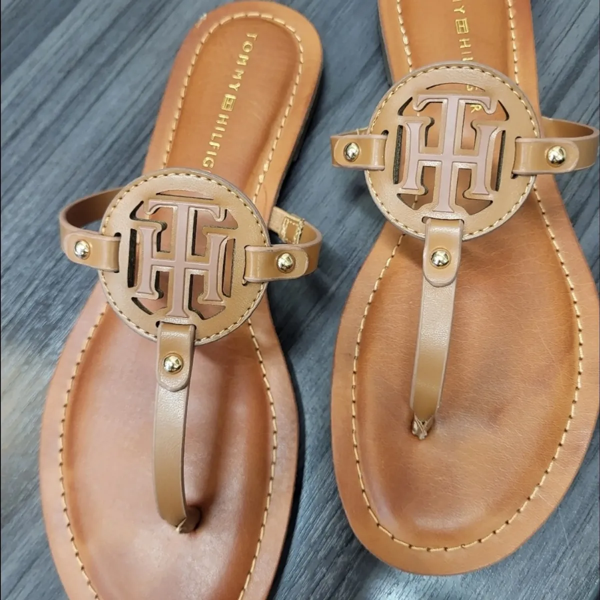 Tommy Hilfiger Women's Litzy Flat Sandals-Size 71/2M, Brown