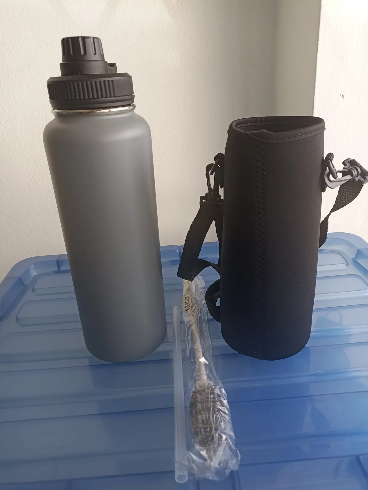 40oz Asst colour Stainless steel Water Bottle with Pouch, Extra lid, Straw and a bottle brush., Light Blue