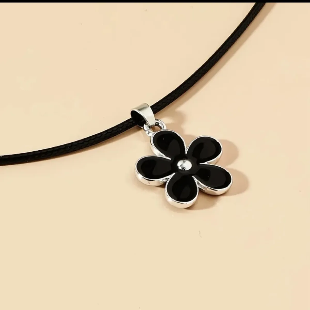 A Stylish And Elegant Black Five-Petal Flower Pendant Necklace