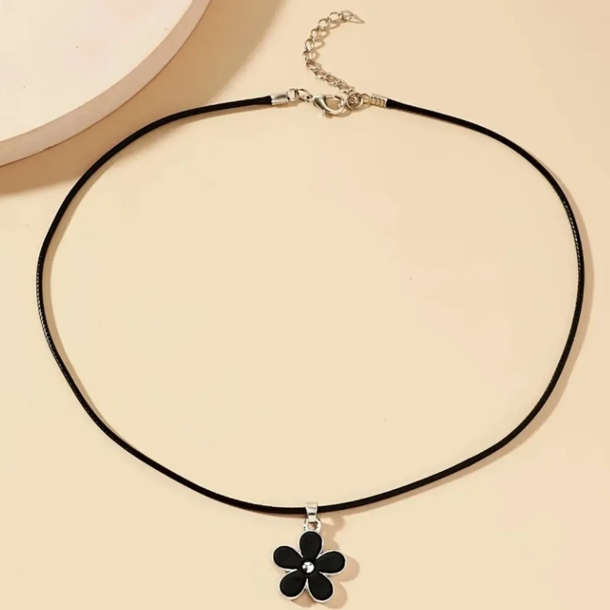 A Stylish And Elegant Black Five-Petal Flower Pendant Necklace