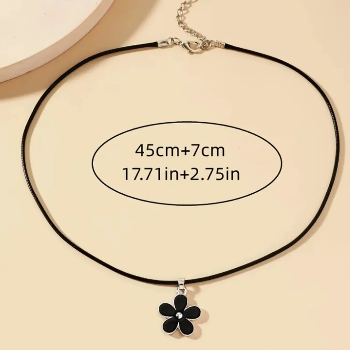 A Stylish And Elegant Black Five-Petal Flower Pendant Necklace