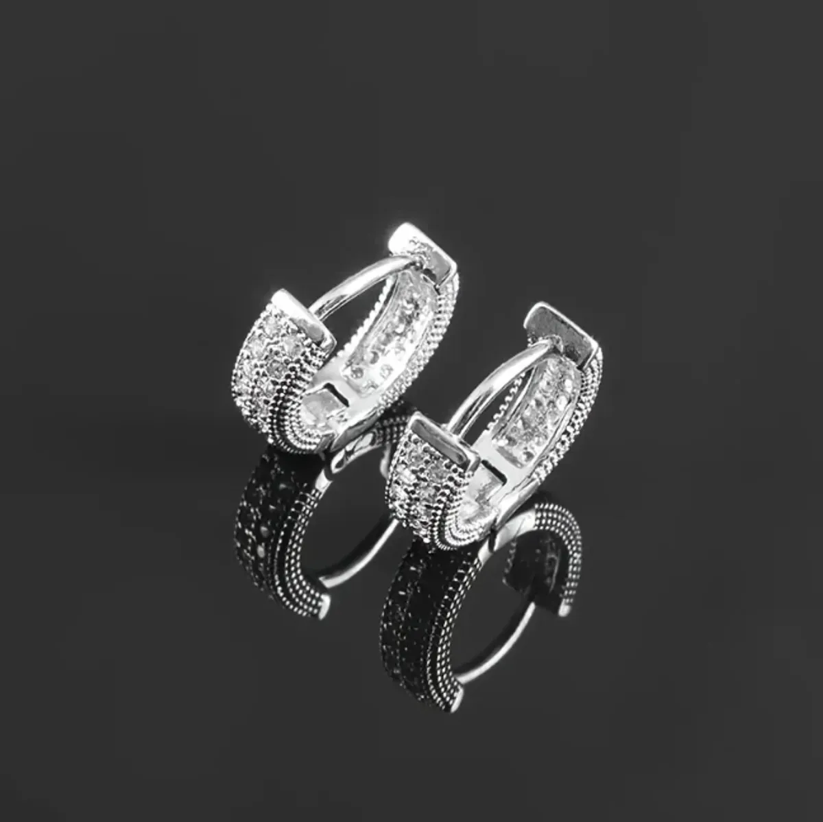 1pcs Small, Exquisite, Luxurious and Shiny Cubic Synthetic Zirconia Hoop Earring