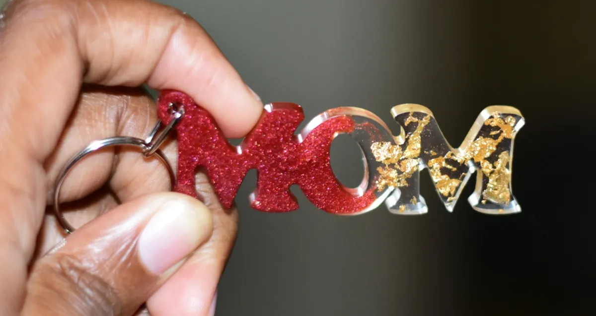 Handmade Epoxy Resin ‘MOM’ Keychains – Multicolor Set 6 Pack