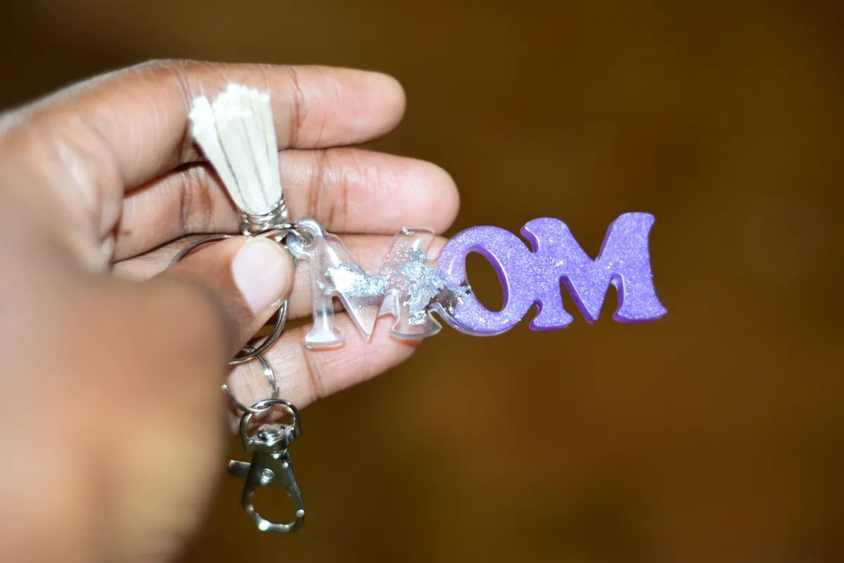 Handmade Epoxy Resin ‘MOM’ Keychains – Multicolor Set 6 Pack