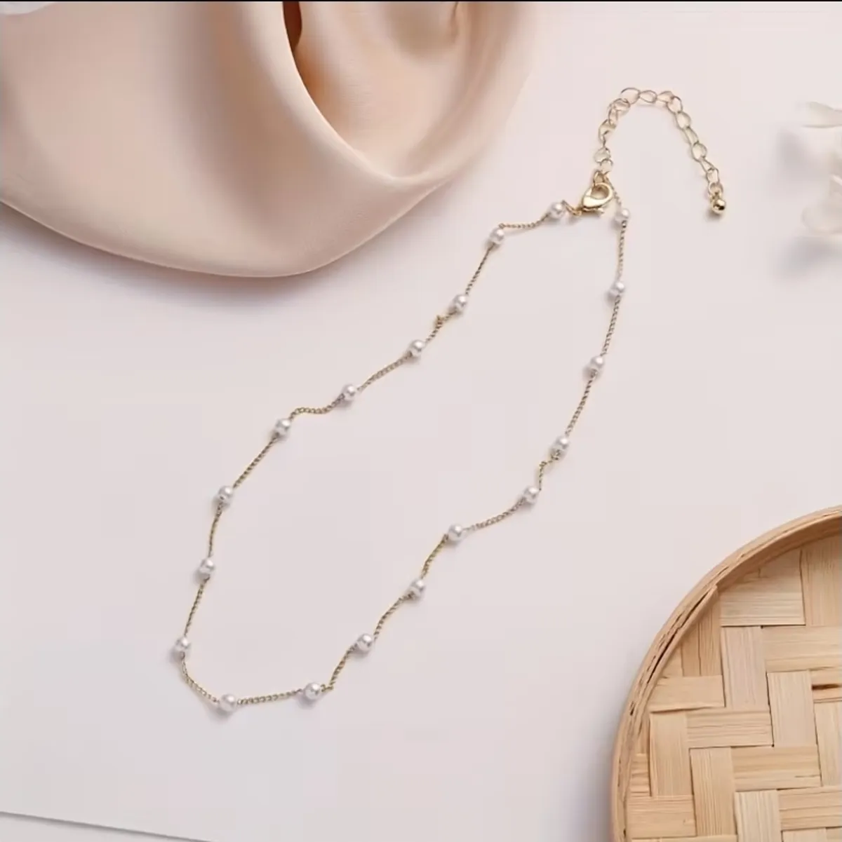 A Stylish, Elegant, and Minimalist Hip-hop Choker Necklace with Chain Design