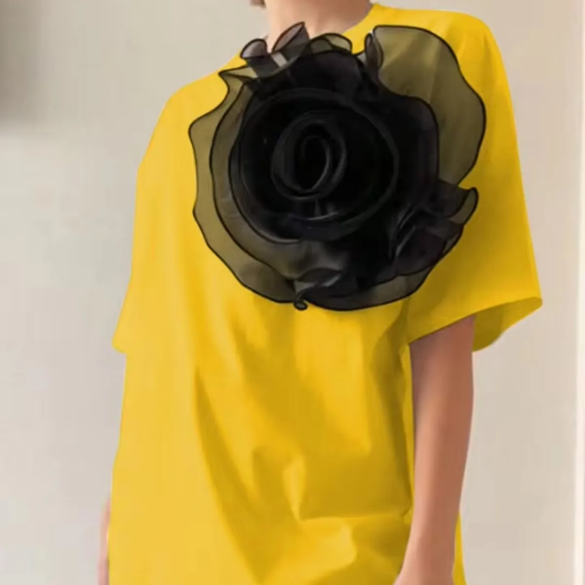 Women's Fashionable 3D Flower Summer T-Shirt - Size xs