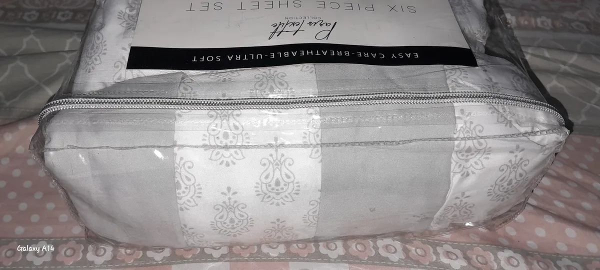 King-size 6-piece sheet set from the Paris Textile Collection, featuring a wrinkle-free design with deep pockets.