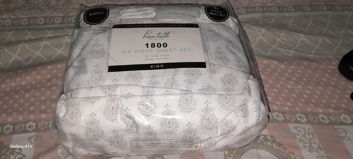 King-size 6-piece sheet set from the Paris Textile Collection, featuring a wrinkle-free design with deep pockets.