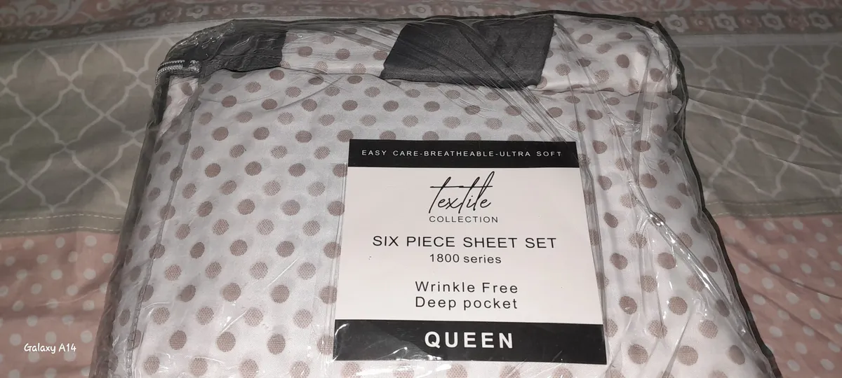 Queen-size 6-piece sheet set from the Paris Textile Collection, featuring a wrinkle-free design with deep pockets.
, QUEEN SIZE