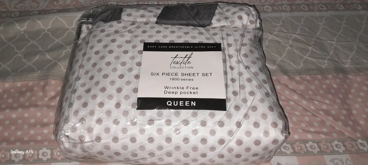 Queen-size 6-piece sheet set from the Paris Textile Collection, featuring a wrinkle-free design with deep pockets.
, QUEEN SIZE
