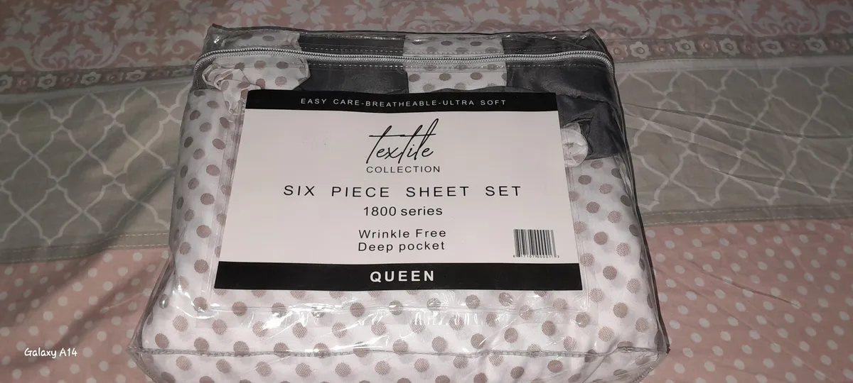 Queen-size 6-piece sheet set from the Paris Textile Collection, featuring a wrinkle-free design with deep pockets.
, QUEEN SIZE