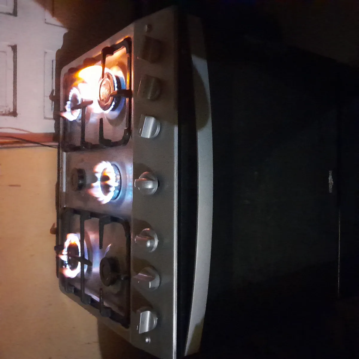 Whirlpool 6 Burner Stove.