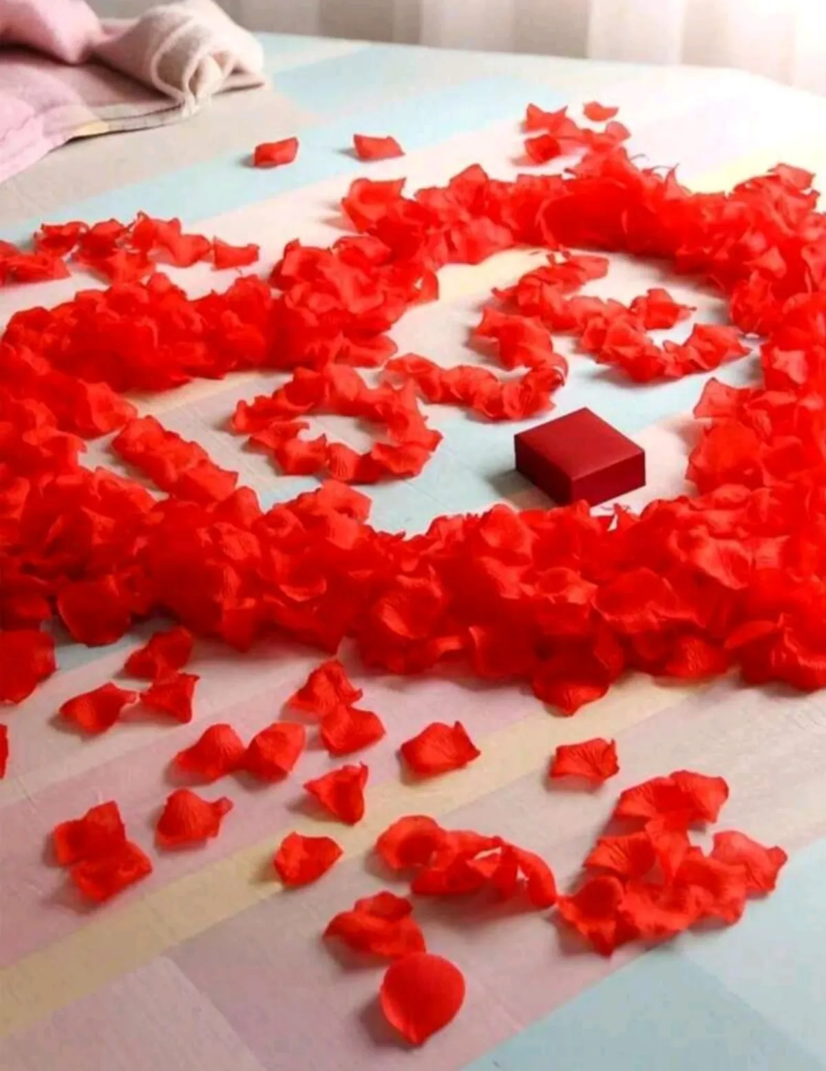 2000 PCS Artificial Rose Petals, Faux Rose Petals, Romantic Non-Woven Fabric Simulated Rose Petals, Red Rose Petals