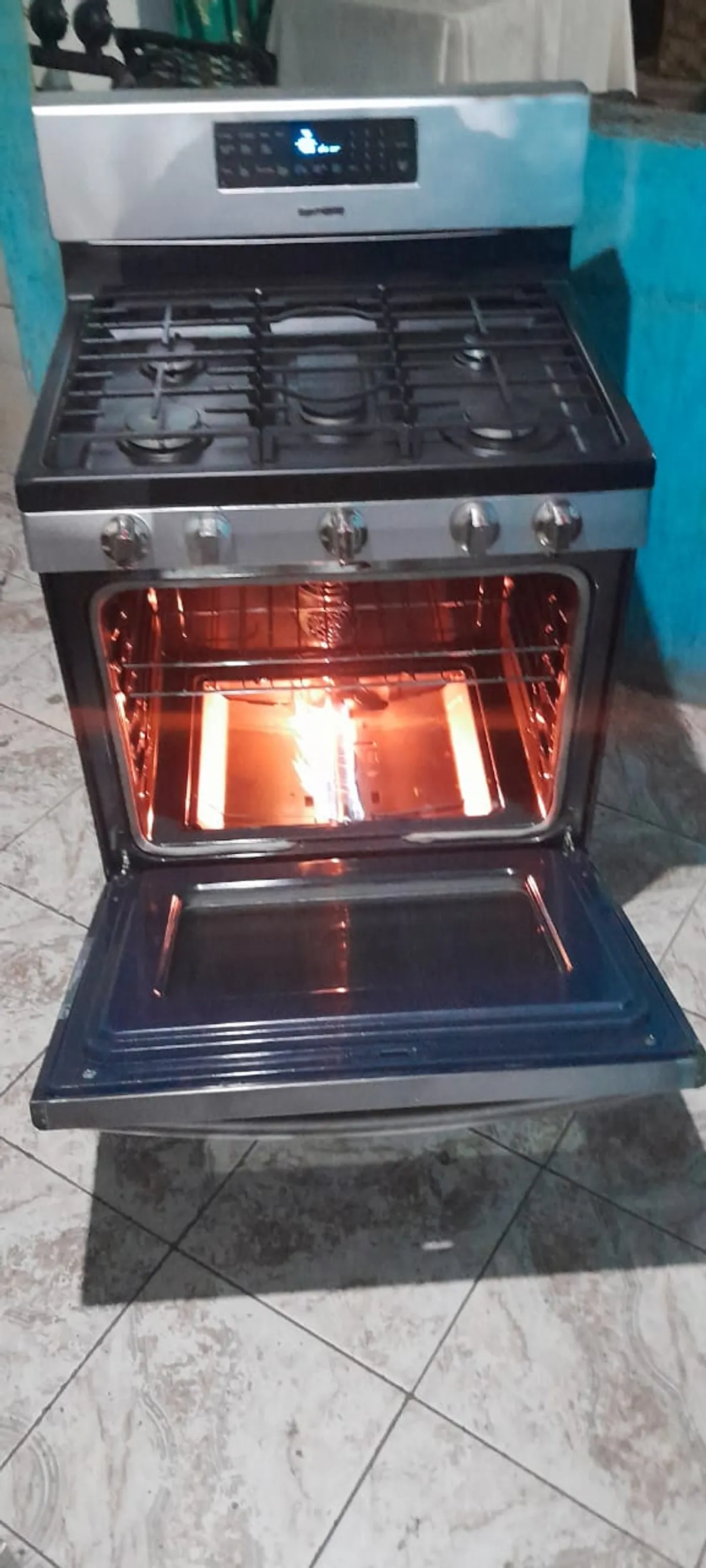30" SAMSUNG 5 BURNER FREESTANDING STOVE. FULLY FUNCTIONAL  (2 knobs stuck)