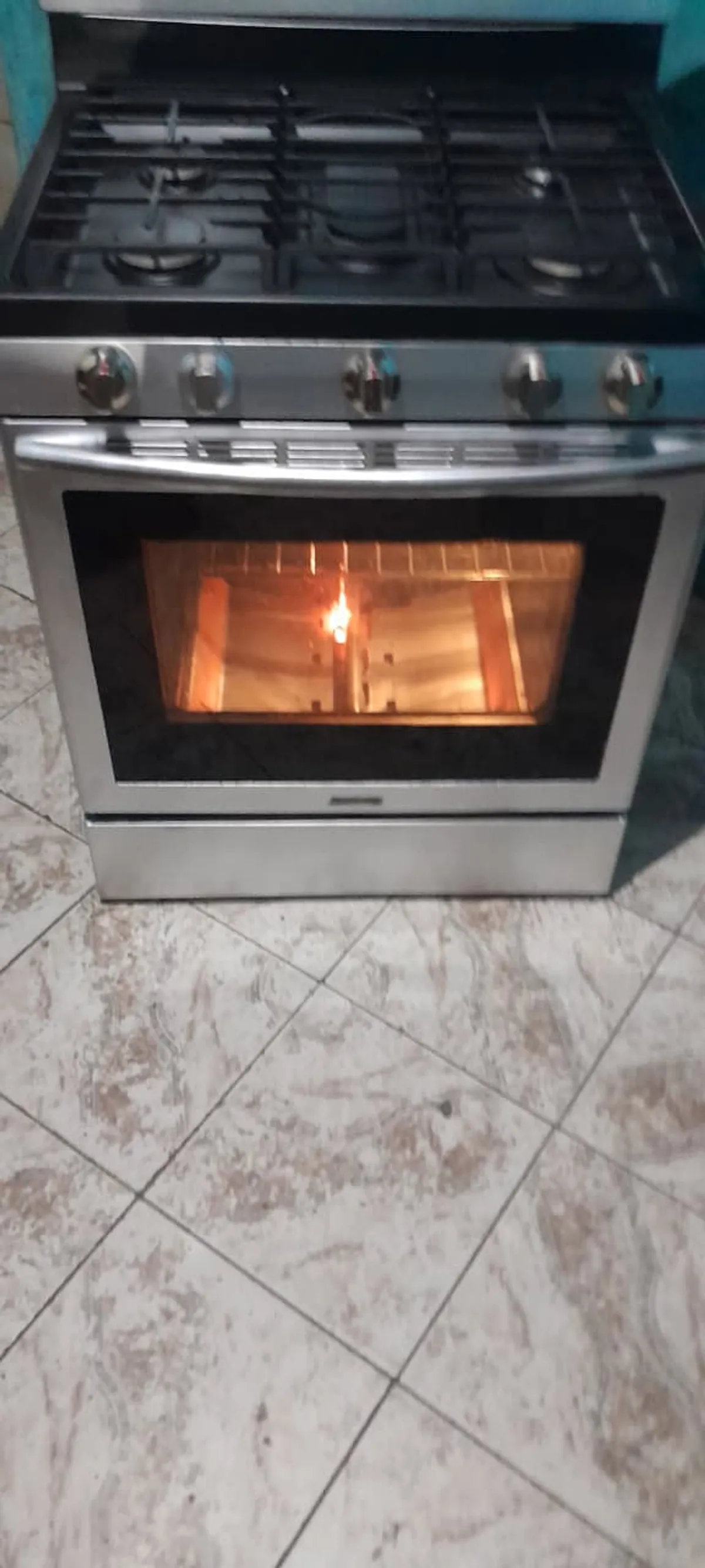 30" SAMSUNG 5 BURNER FREESTANDING STOVE. FULLY FUNCTIONAL  (2 knobs stuck)