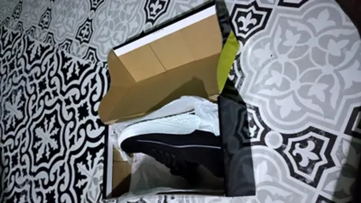 C•S Sneakers, 9